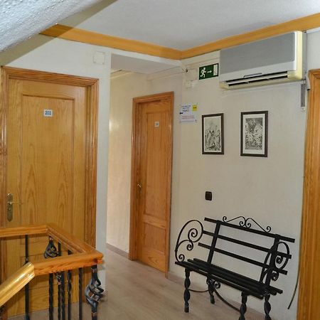 Hostal Don Juan I อัลกาลาเดเอนาเรส ภายนอก รูปภาพ