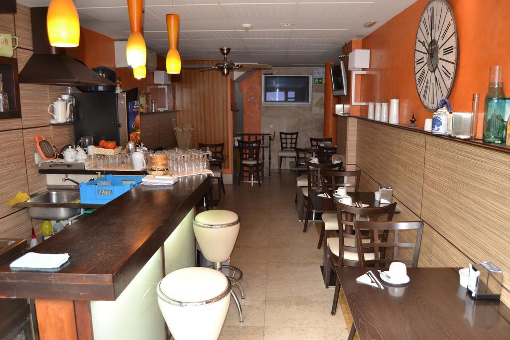 Hostal Don Juan I อัลกาลาเดเอนาเรส ภายนอก รูปภาพ