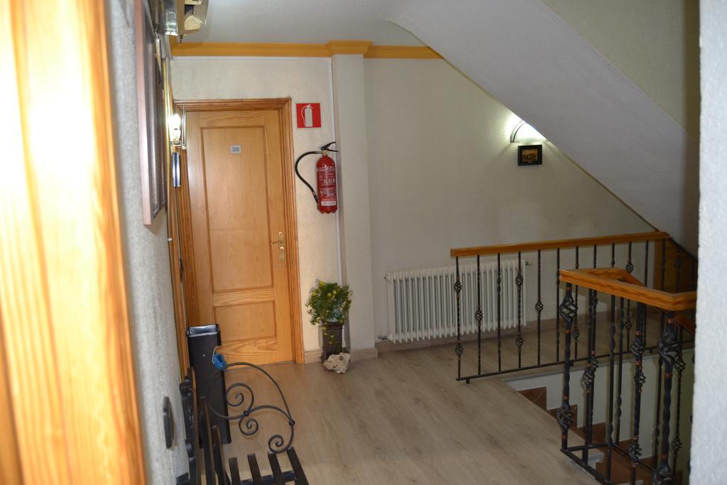 Hostal Don Juan I อัลกาลาเดเอนาเรส ภายนอก รูปภาพ