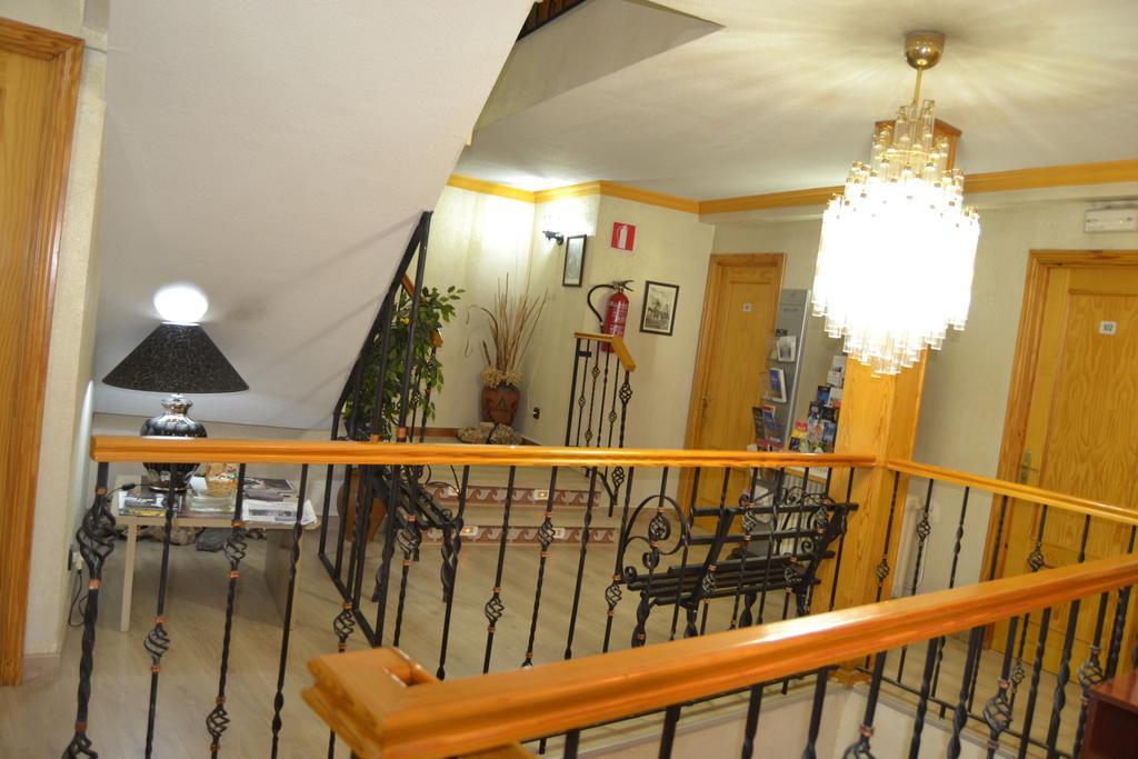 Hostal Don Juan I อัลกาลาเดเอนาเรส ภายนอก รูปภาพ