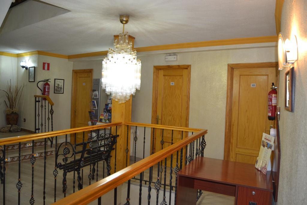 Hostal Don Juan I อัลกาลาเดเอนาเรส ภายนอก รูปภาพ