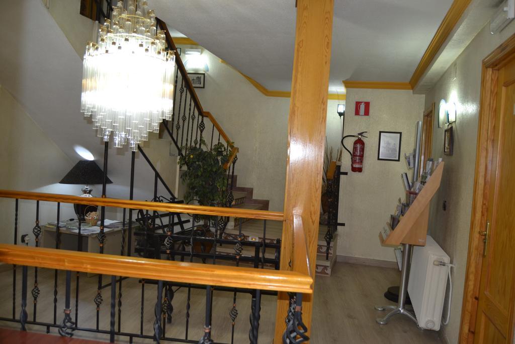 Hostal Don Juan I อัลกาลาเดเอนาเรส ภายนอก รูปภาพ