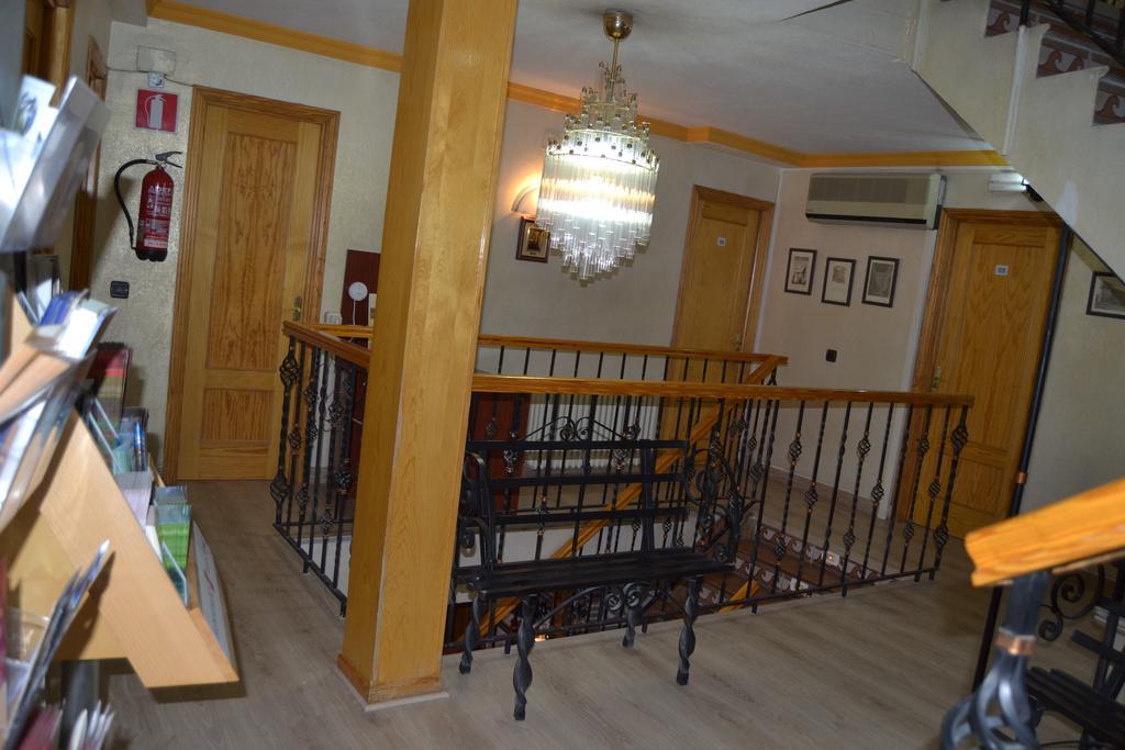 Hostal Don Juan I อัลกาลาเดเอนาเรส ภายนอก รูปภาพ