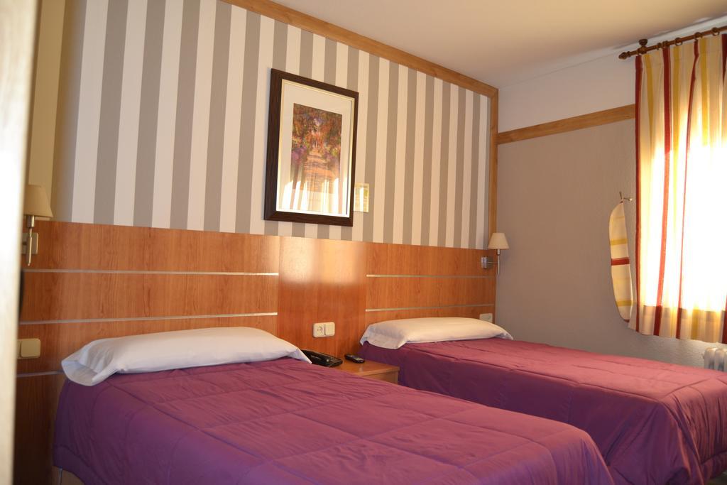 Hostal Don Juan I อัลกาลาเดเอนาเรส ภายนอก รูปภาพ