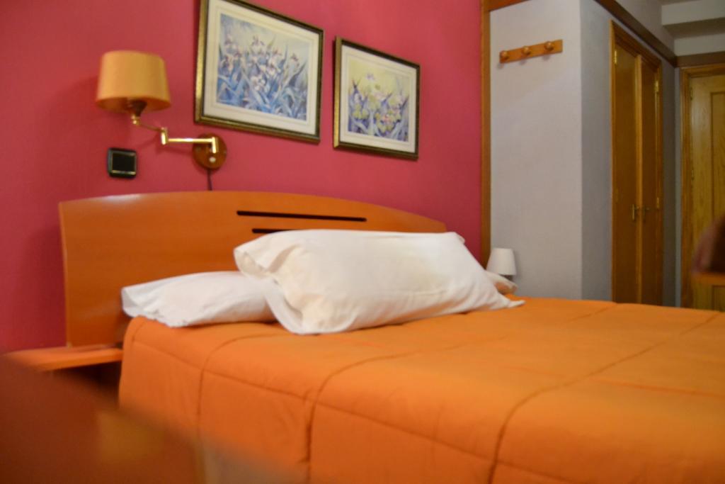 Hostal Don Juan I อัลกาลาเดเอนาเรส ภายนอก รูปภาพ