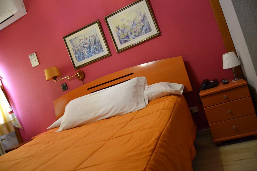 Hostal Don Juan I อัลกาลาเดเอนาเรส ภายนอก รูปภาพ