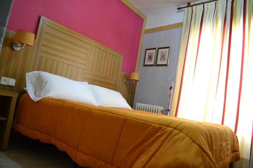 Hostal Don Juan I อัลกาลาเดเอนาเรส ภายนอก รูปภาพ