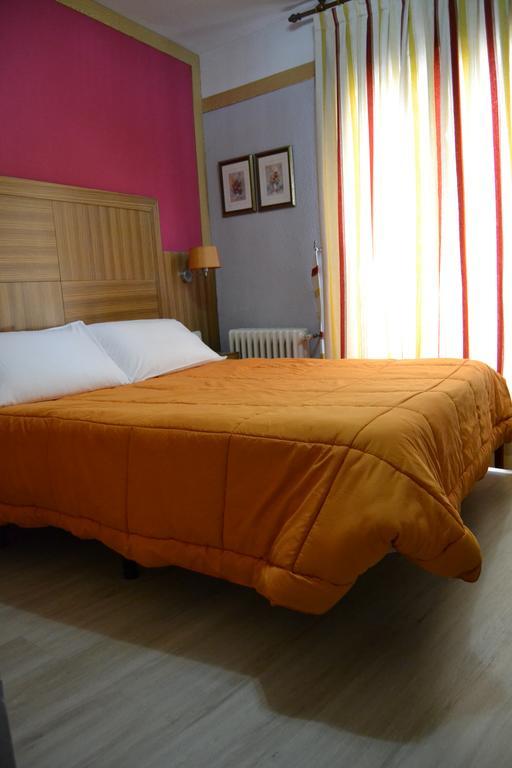 Hostal Don Juan I อัลกาลาเดเอนาเรส ภายนอก รูปภาพ