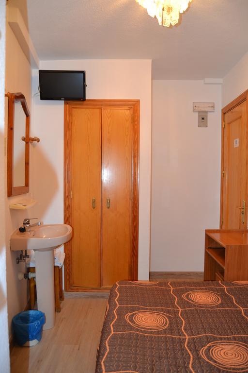 Hostal Don Juan I อัลกาลาเดเอนาเรส ภายนอก รูปภาพ