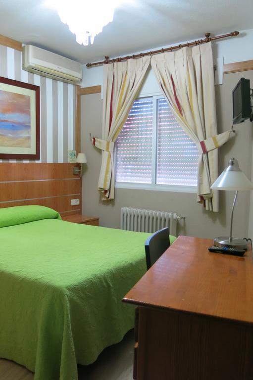Hostal Don Juan I อัลกาลาเดเอนาเรส ภายนอก รูปภาพ