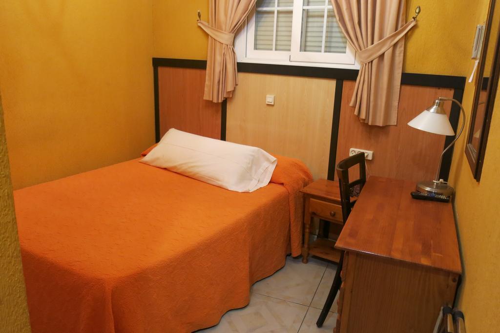 Hostal Don Juan I อัลกาลาเดเอนาเรส ภายนอก รูปภาพ
