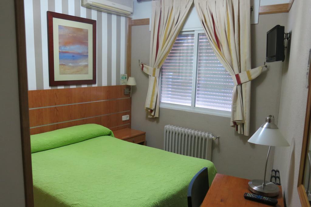 Hostal Don Juan I อัลกาลาเดเอนาเรส ภายนอก รูปภาพ